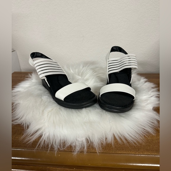 Like new Skechers sandals size 9 - Picture 2 of 6